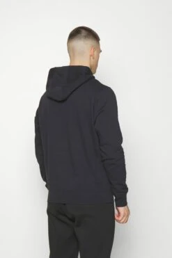 Nike Performance Chelsea London Club Hoodie - Klubbklær - Pitch Blue/Club Gold -Gant shop 011bb1d4194043aab99d874fe1a3698a scaled