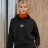 New Balance Essentials Graphic Crop - Hoodie - Black 1 New Balance Essentials Graphic Crop - Hoodie - Black -Gant shop 046fc98b4e014e3b97a29c13b2fb16d9