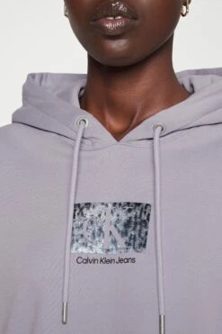 Calvin Klein Jeans Printed Box Cropped Hoodie - Hoodie - Lavender Aura -Gant shop 0adbdd7e9bc9431ab1876b854b9004e9 scaled