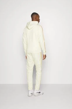 Sergio Tacchini Nostello Hoodie - Hoodie - Buttercream/Bombay Brown -Gant shop 0f35bb993e624279bcc554b6fbc21592 scaled