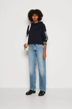 Tommy Hilfiger Monotype Slv Crop - Hoodie - Desert Sky -Gant shop 102ef17c800a44e084b7c261c059447c scaled