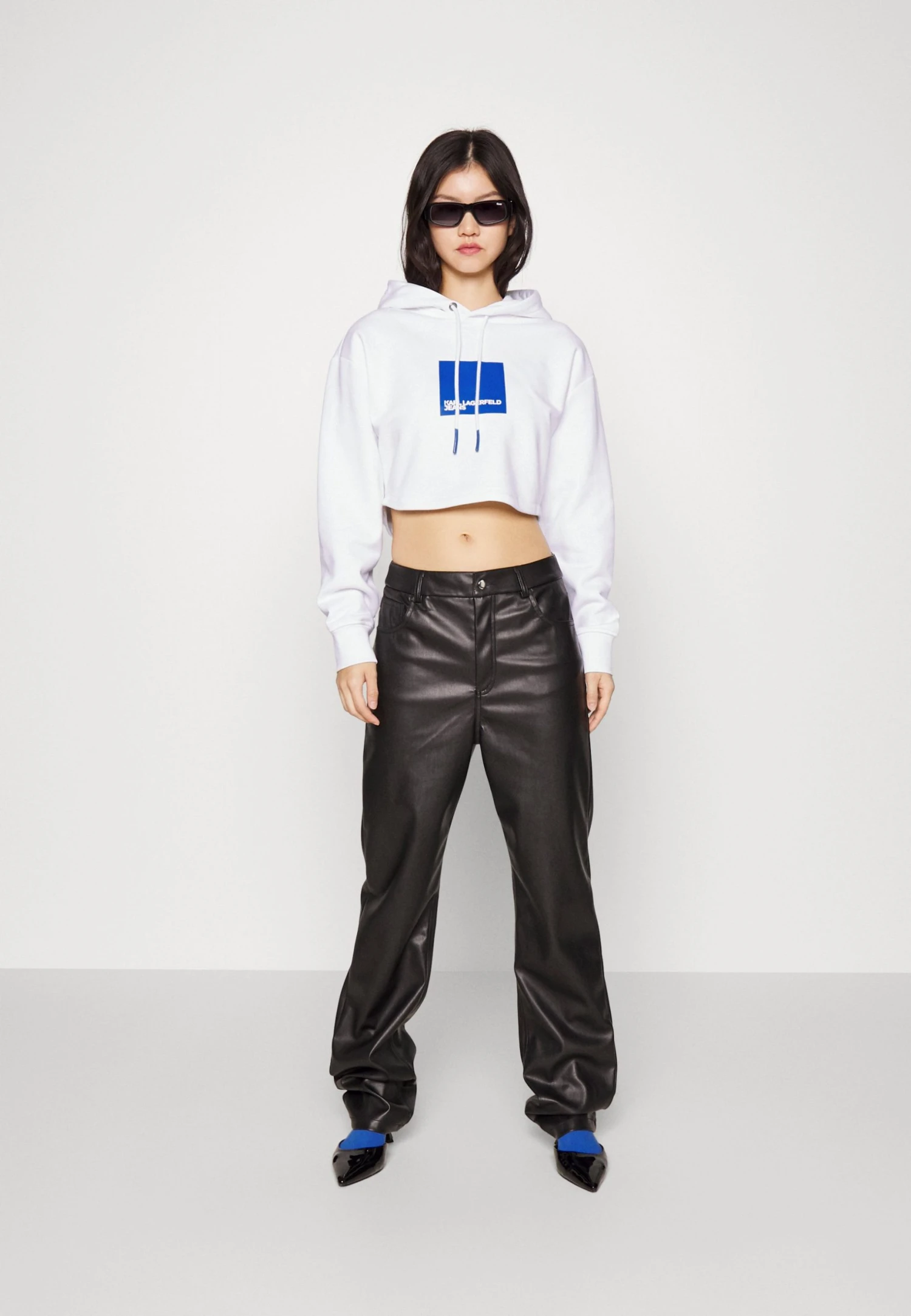 Karl Lagerfeld Jeans Cropped Hoodie - Sweatshirt - White 4 Karl Lagerfeld Jeans Cropped Hoodie - Sweatshirt - White - Bilde 2