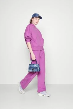 Calvin Klein Jeans Micro Monologo - Hoodie - Iris Orchid -Gant shop 1363fe44779346f884bb8d398fb8e2e6 scaled