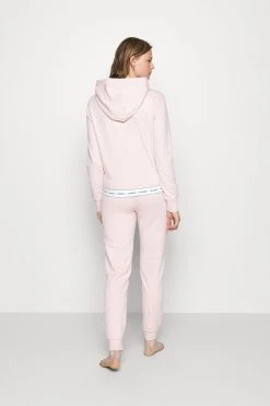 Guess Zip Hoodie - Pyjamasoverdel - Blush Cotton 11 Guess Zip Hoodie - Pyjamasoverdel - Blush Cotton -Gant shop 1492010c3deb41de8d23a7491d170d1a scaled