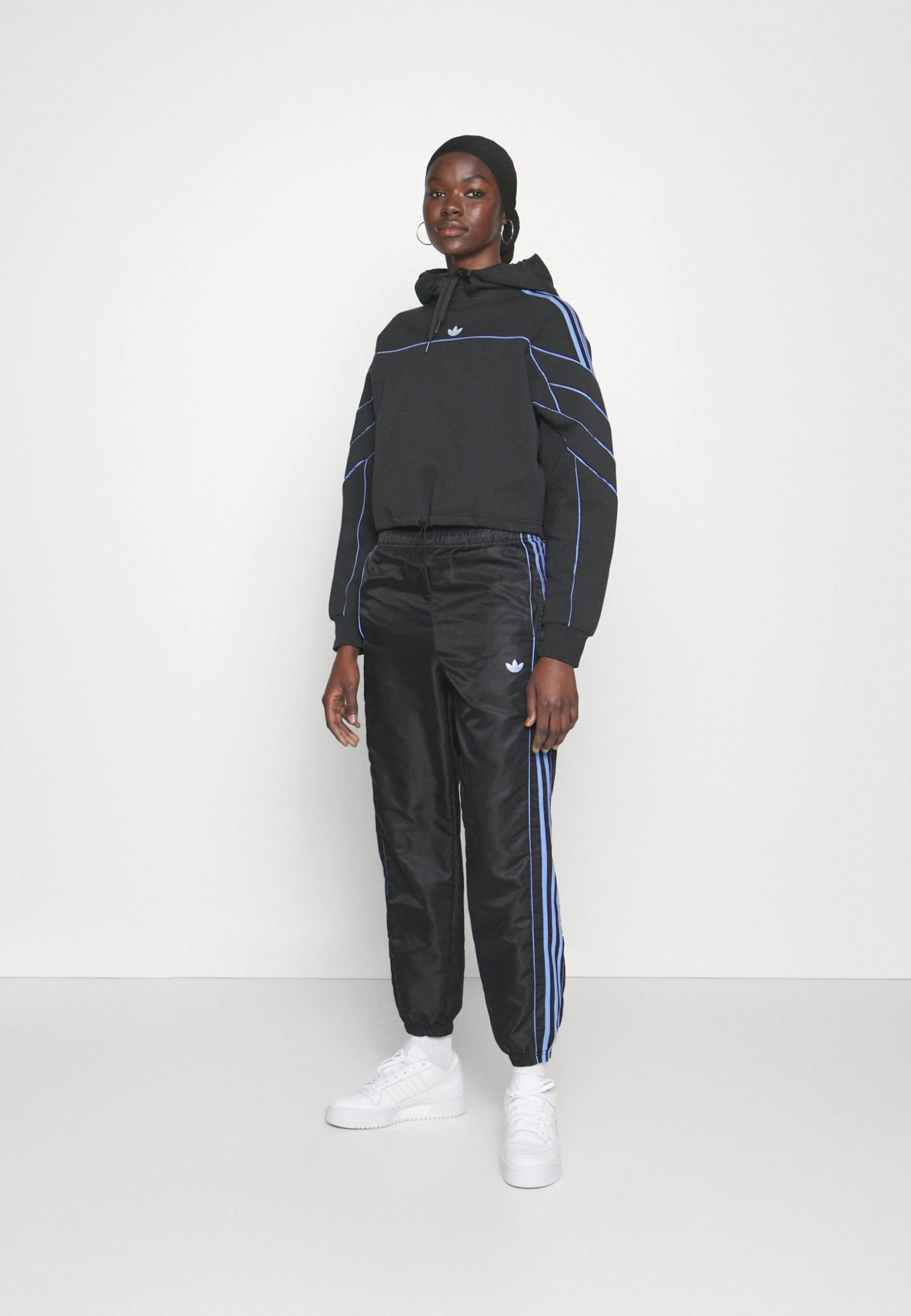 Adidas Originals Archive Cutline Cropped Hoodie - Sweatshirt - Black 6 Adidas Originals Archive Cutline Cropped Hoodie - Sweatshirt - Black - Bilde 4