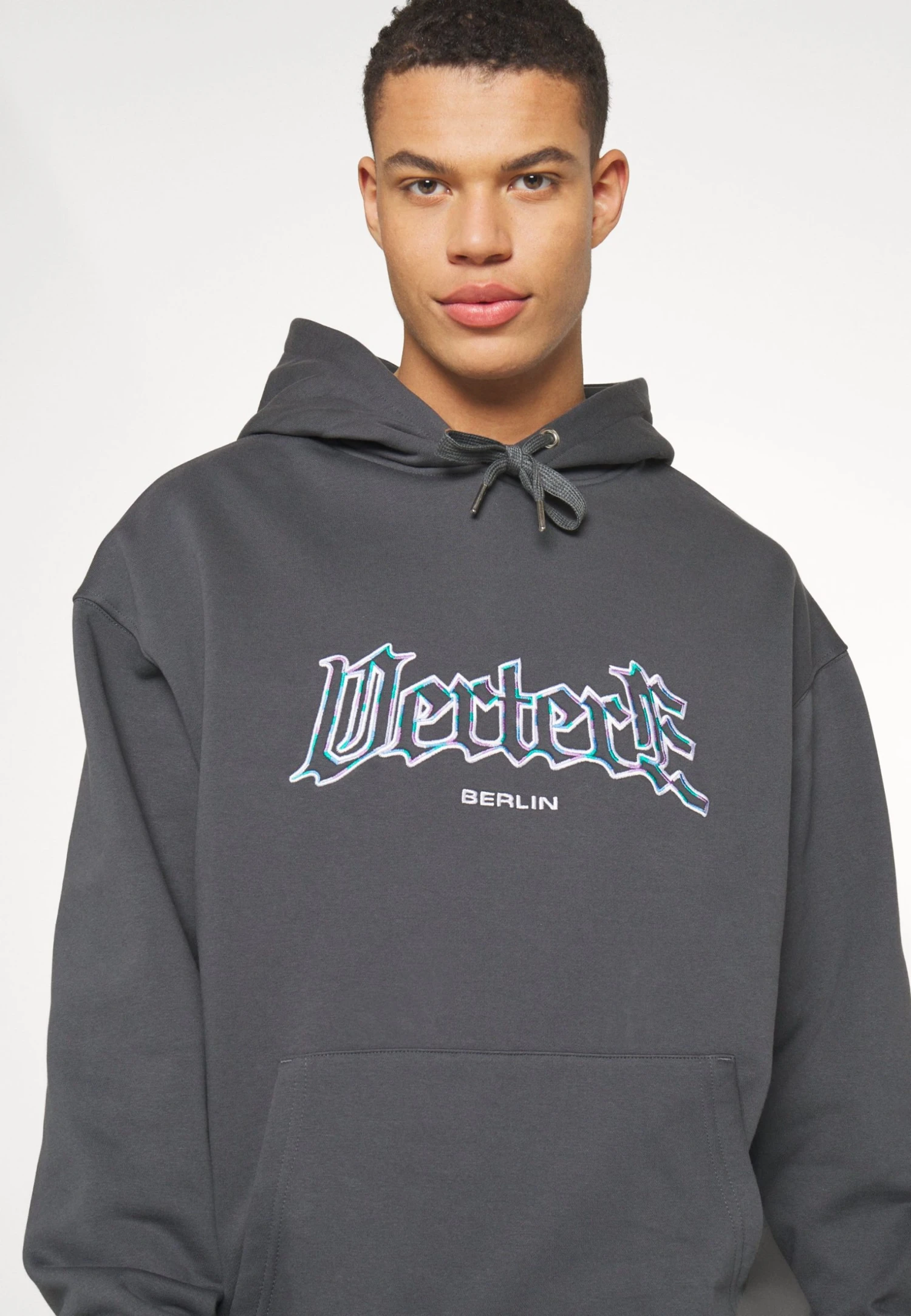 Vertere Berlin Glass Logo Hoodie Unisex - Sweatshirt - Anthracite 8 Vertere Berlin Glass Logo Hoodie Unisex - Sweatshirt - Anthracite - Bilde 6