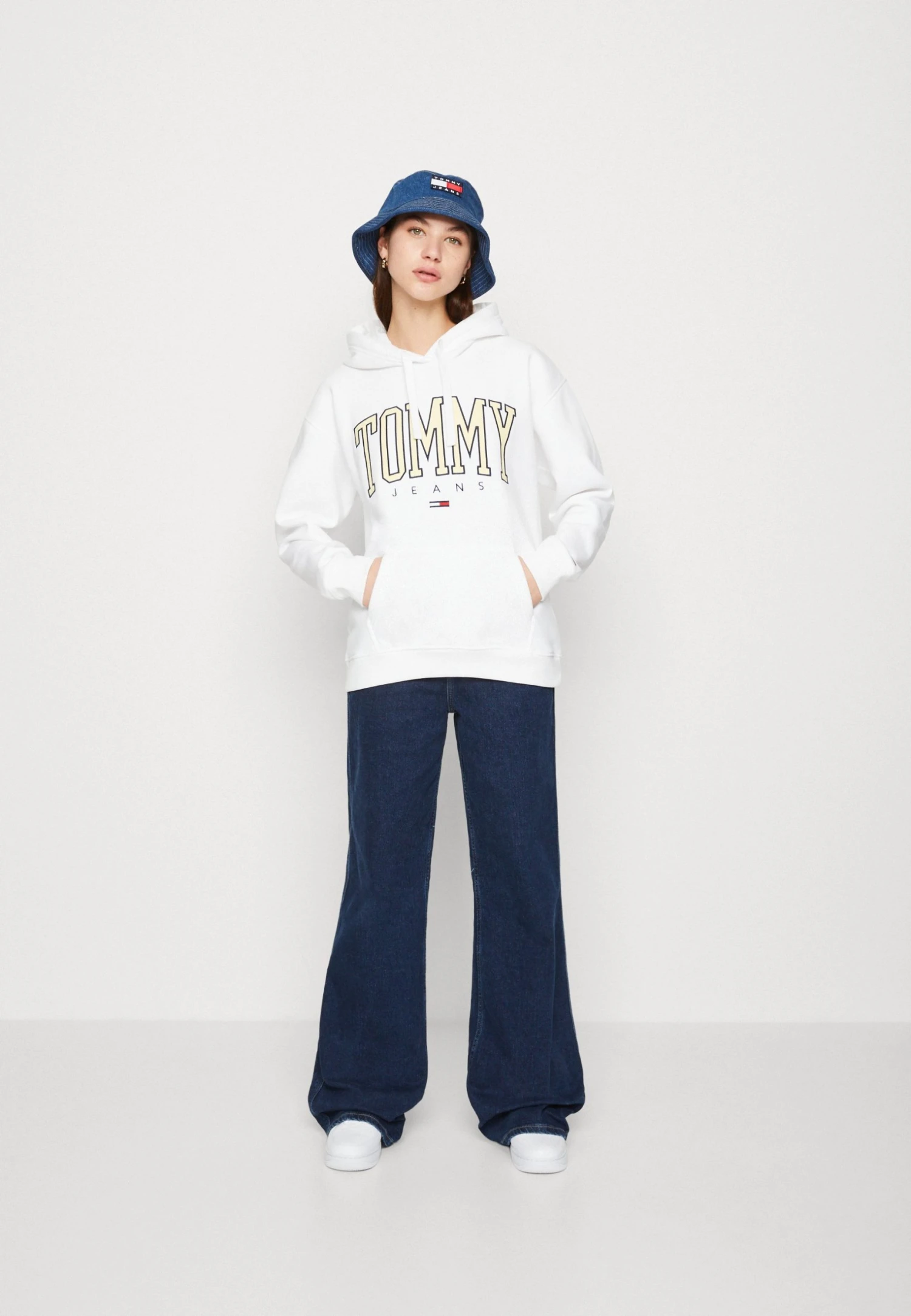 Tommy Jeans Pop Collegiate Hoodie - Sweatshirt - White/June Iris 4 Tommy Jeans Pop Collegiate Hoodie - Sweatshirt - White/June Iris - Bilde 2