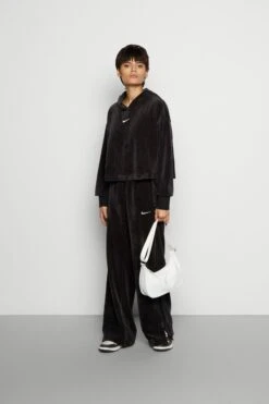 Nike Sportswear WVlr Mod Crop Po - Hoodie - Black/Sail -Gant shop 1dc3f962984947a48d0ac5e23b8c60e5 scaled