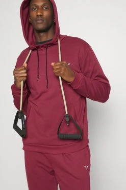 SQUATWOLF Essentials Hoodie - Hoodie - Burgundy -Gant shop 2071955f40134ba78e0bb613bd3f3997 scaled