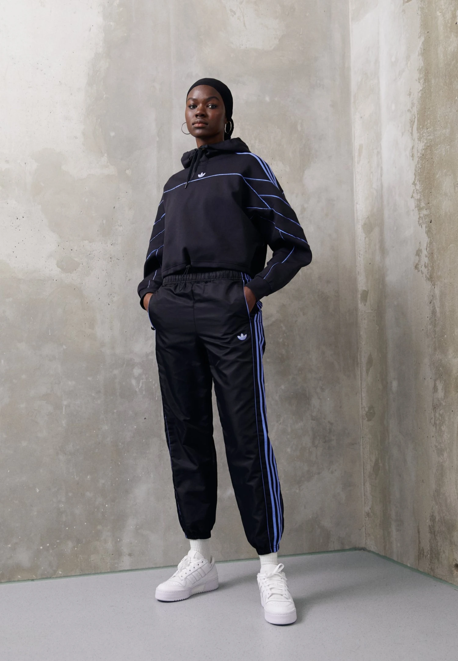 Adidas Originals Archive Cutline Cropped Hoodie - Sweatshirt - Black 4 Adidas Originals Archive Cutline Cropped Hoodie - Sweatshirt - Black - Bilde 2