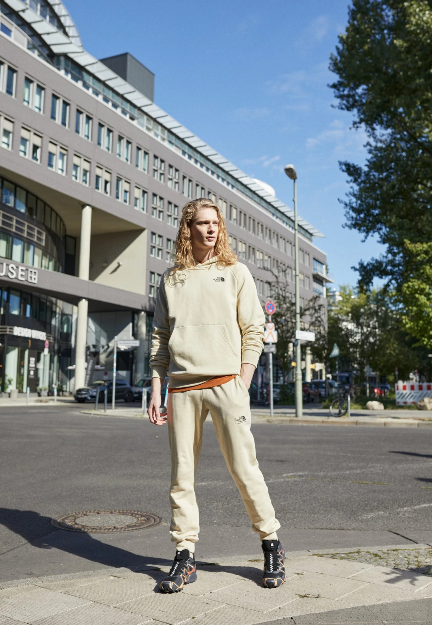 The North Face Raglan Box - Hoodie - Gravel 4 The North Face Raglan Box - Hoodie - Gravel - Bilde 2