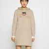 Gant Archive Shield Hoodie Dress - Kjole - Dry Sand 2 Gant Archive Shield Hoodie Dress - Kjole - Dry Sand -Gant shop 25bb46ec56be4e3286512a374488cf8d