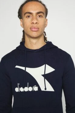 Diadora Hoodie Chromia - Hoodie - Classic Navy -Gant shop 29f82812585545c9814191aaf8a184b9 scaled