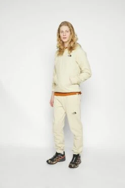 The North Face Raglan Box - Hoodie - Gravel 13 The North Face Raglan Box - Hoodie - Gravel -Gant shop 2b6b56d1c66040f1b512aac2513877a1 scaled