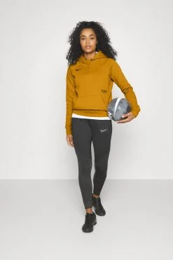 Nike Performance Paris Germain Essential Hoodie - Klubbklær - Gold Suede/Team Red -Gant shop 2bd4329dbf434e13badff708e2d85414 scaled