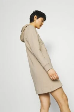 Gant Archive Shield Hoodie Dress - Kjole - Dry Sand -Gant shop 300eec62a1bd421d9c468619ab2c077e scaled
