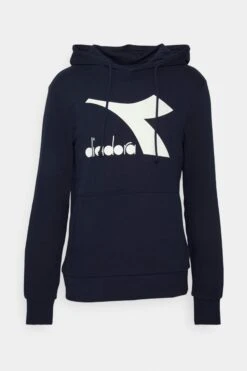 Diadora Hoodie Chromia - Hoodie - Classic Navy -Gant shop 3159b5a054754cc3a952c349ecbcbc10 scaled