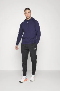 Under Armour Rival Hoodie - Hoodie - Midnight Navy/White 13 Under Armour Rival Hoodie - Hoodie - Midnight Navy/White -Gant shop 32dd469bf29b47c1b5a40613edb8eda3 scaled