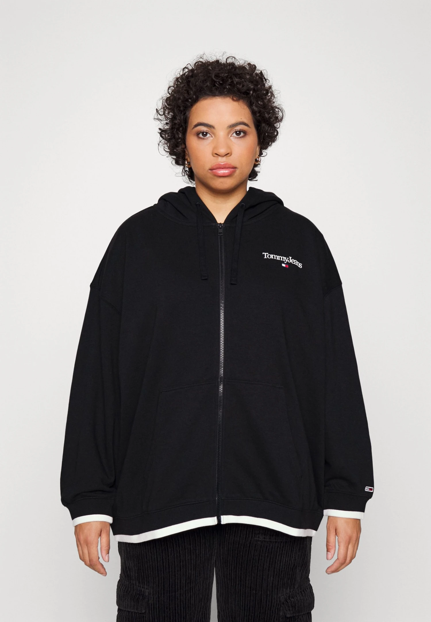 Tommy Jeans Curve Linear Zip Thru Hoodie Plus Size - Sweatjakke - Black 3 Tommy Jeans Curve Linear Zip Thru Hoodie Plus Size - Sweatjakke - Black
