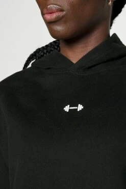 NEBBIA Loose Fit Crop Hoodie Iconic - Hoodie - Black -Gant shop 372655a6a0da4f0cb63186a37cf9c925 scaled