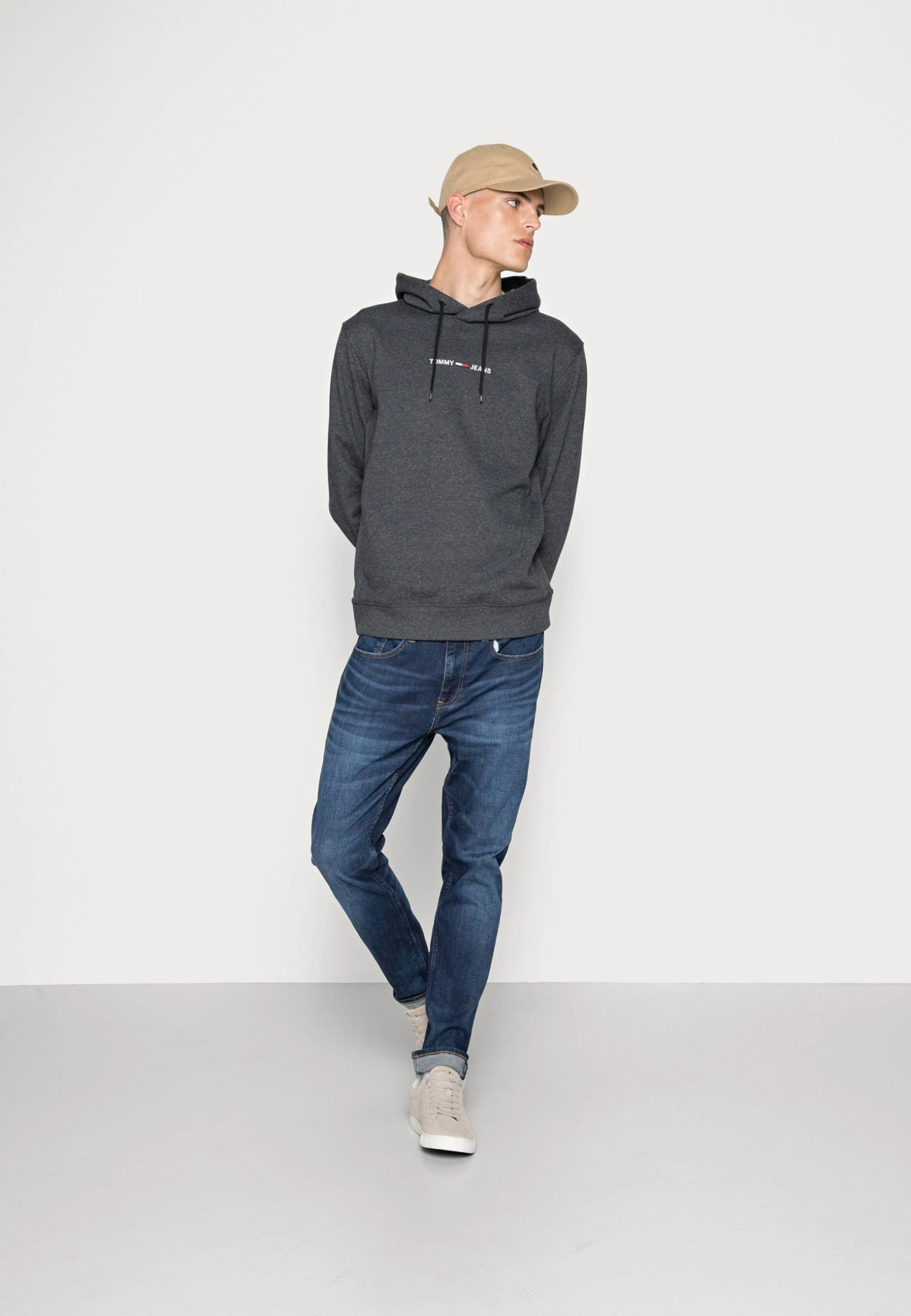 Tommy Jeans Straight Logo Hoodie - Hoodie - Black 4 Tommy Jeans Straight Logo Hoodie - Hoodie - Black - Bilde 2