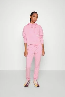 New Balance Essentials Hoodie - Sweatshirt - Orbit Pink -Gant shop 45a0b19ac017461b816eee5ab4c5bcaf scaled