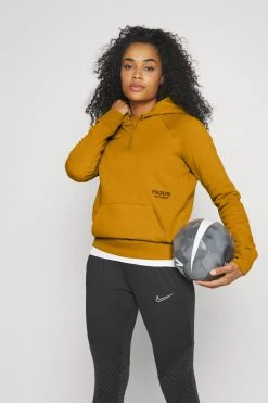 Nike Performance Paris Germain Essential Hoodie - Klubbklær - Gold Suede/Team Red -Gant shop 470ac35aaa8b43ce899b4ca5342d0abb scaled