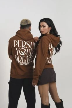 LEGACY STUDIOS Playboy Pursue Your Dream Hoodie Unisex - Hoodie - Caramel Toffee 10 LEGACY STUDIOS Playboy Pursue Your Dream Hoodie Unisex - Hoodie - Caramel Toffee -Gant shop 4770a9765d9e49c3937e359da35f49c7 scaled