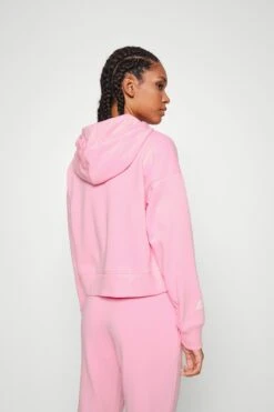 New Balance Essentials Hoodie - Sweatshirt - Orbit Pink -Gant shop 4c1af0f6eca74a2b95fe5d04f92b29a4 scaled
