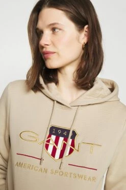 Gant Archive Shield Hoodie - Hoodie - Dry Sand -Gant shop 4e4bc8e819814e59a736fcf851eefb6c scaled