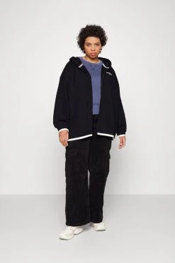 Tommy Jeans Curve Linear Zip Thru Hoodie Plus Size - Sweatjakke - Black 9 Tommy Jeans Curve Linear Zip Thru Hoodie Plus Size - Sweatjakke - Black -Gant shop 53bc8800d2ba42c4bc04c53ad87f4dae scaled
