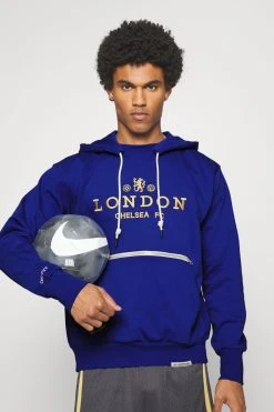 Nike Performance Chelsea London Standard Issue Hoodie - Hoodie - Rush Blue/Club Gold -Gant shop 55cecd65663b4cd98f373b304db578e0 scaled