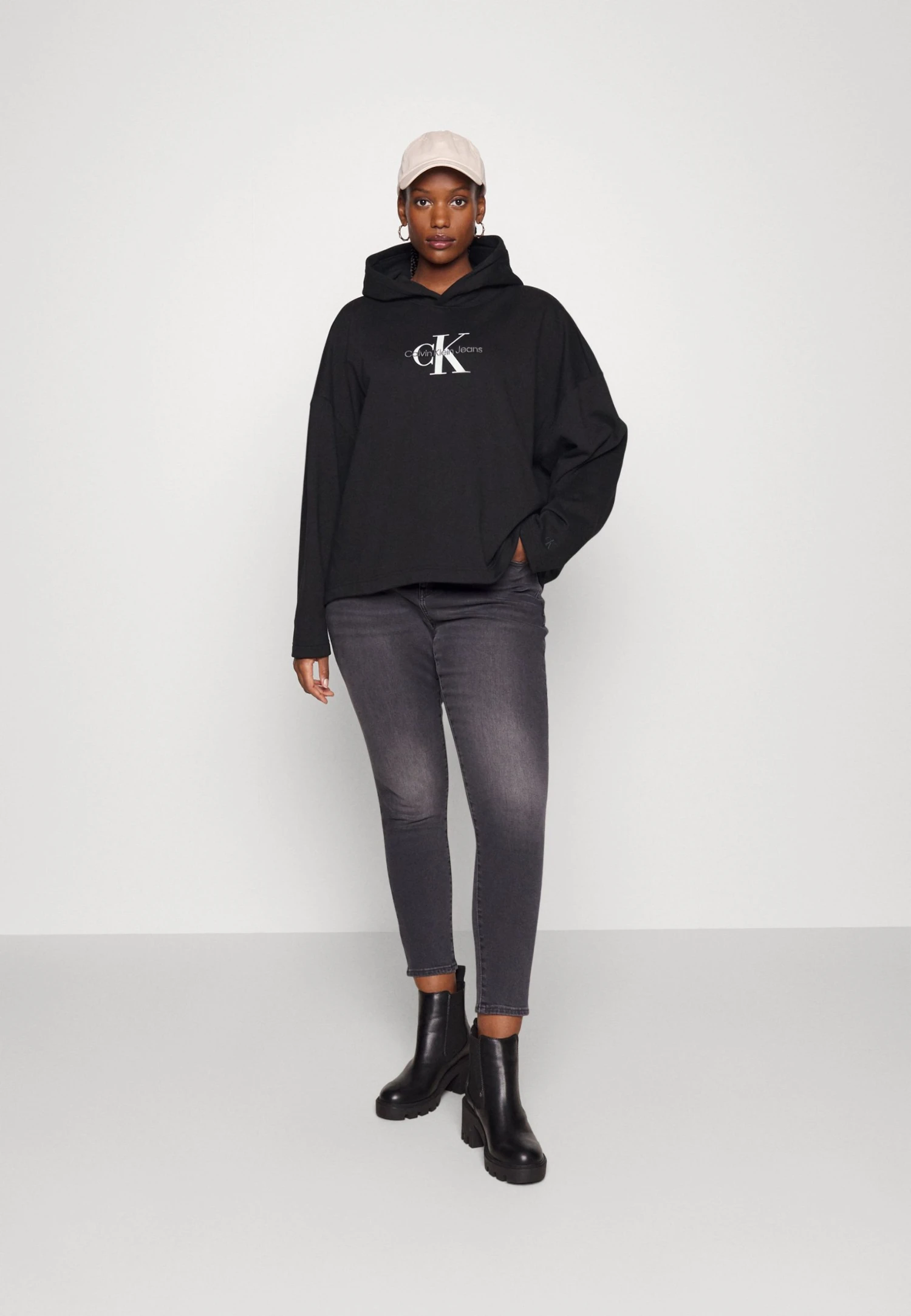 Plus Archival Monologo Hoodie - Sweatshirt - Black 4 Plus Archival Monologo Hoodie - Sweatshirt - Black - Bilde 2