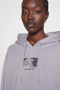 Calvin Klein Jeans Printed Box Cropped Hoodie - Hoodie - Lavender Aura -Gant shop 5d6bcf831107471d9ba665dbab792ed1 scaled