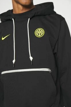Nike Performance Inter Mailand Standard Issue Hoodie - Klubbklær - Black/Vibrant Yellow -Gant shop 5fde0ef2185d4951862e307f30a23e95 scaled