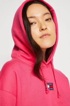 Tommy Jeans Center Badge Hoodie - Hoodie - Jewel Pink -Gant shop 60bb457cf07b43d1a79a66a1a1f03b07 scaled