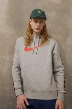 Nike Sportswear Repeat- Hoodie - Dk Grey Heather/Lt Crimson -Gant shop 62687bda1cf046429eab831c3f2cac91 scaled