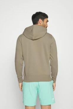BJØRN BORG Essential Hoodie - Hoodie - Khaki -Gant shop 65df2536a0a74bcc90d206119bcb3ec7 scaled
