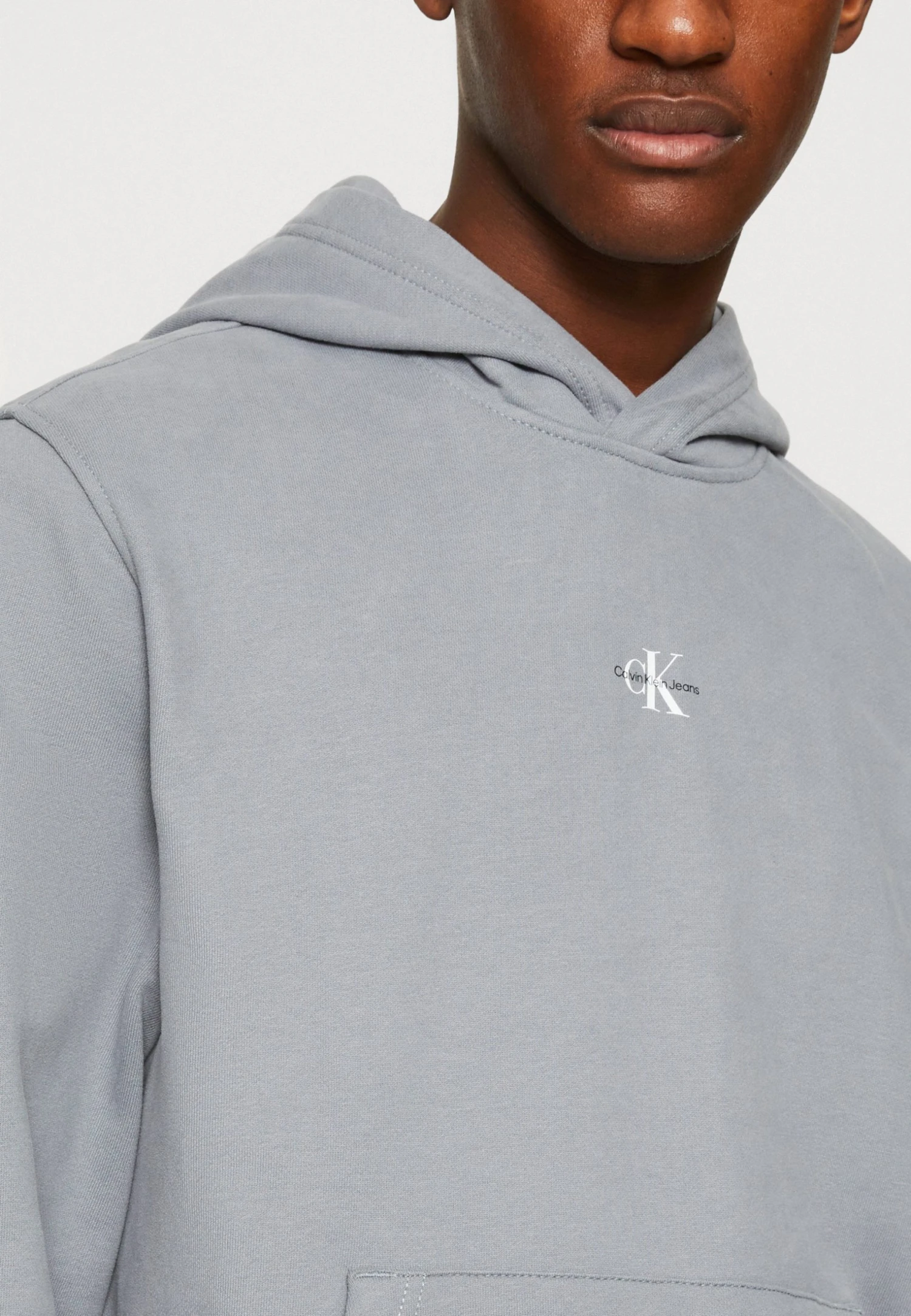 Calvin Klein Jeans Micro Monologo Hoodie Unisex - Hoodie - Overcast Grey 8 Calvin Klein Jeans Micro Monologo Hoodie Unisex - Hoodie - Overcast Grey - Bilde 6