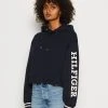 Tommy Hilfiger Monotype Slv Crop - Hoodie - Desert Sky -Gant shop 70ce75f28a304cb49589ff4875fb41f4