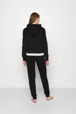 Guess Zip Hoodie - Pyjamasoverdel - Jet Black -Gant shop 7abd3dfb5b8044b3b9955c50af15e4df scaled