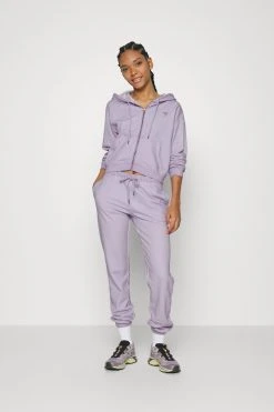 GUESS Originals Go Sophie Classic Logo Hoodie - Sweatjakke - Light Iris -Gant shop 80b4888764584fc9a893ec0114c19198 scaled