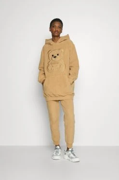 MOSCHINO Seasonal Teddy Bear - Hoodie - Fantasy Print Beige 8 MOSCHINO Seasonal Teddy Bear - Hoodie - Fantasy Print Beige -Gant shop 8389ceee512c4eeba9c1f945d707c9b1 scaled