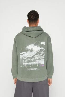 BDG Urban Outfitters Bdg Sketch Hokusai - Hoodie - Khaki 10 BDG Urban Outfitters Bdg Sketch Hokusai - Hoodie - Khaki -Gant shop 8d176146edce4a8b98d167fd2eee4767 scaled