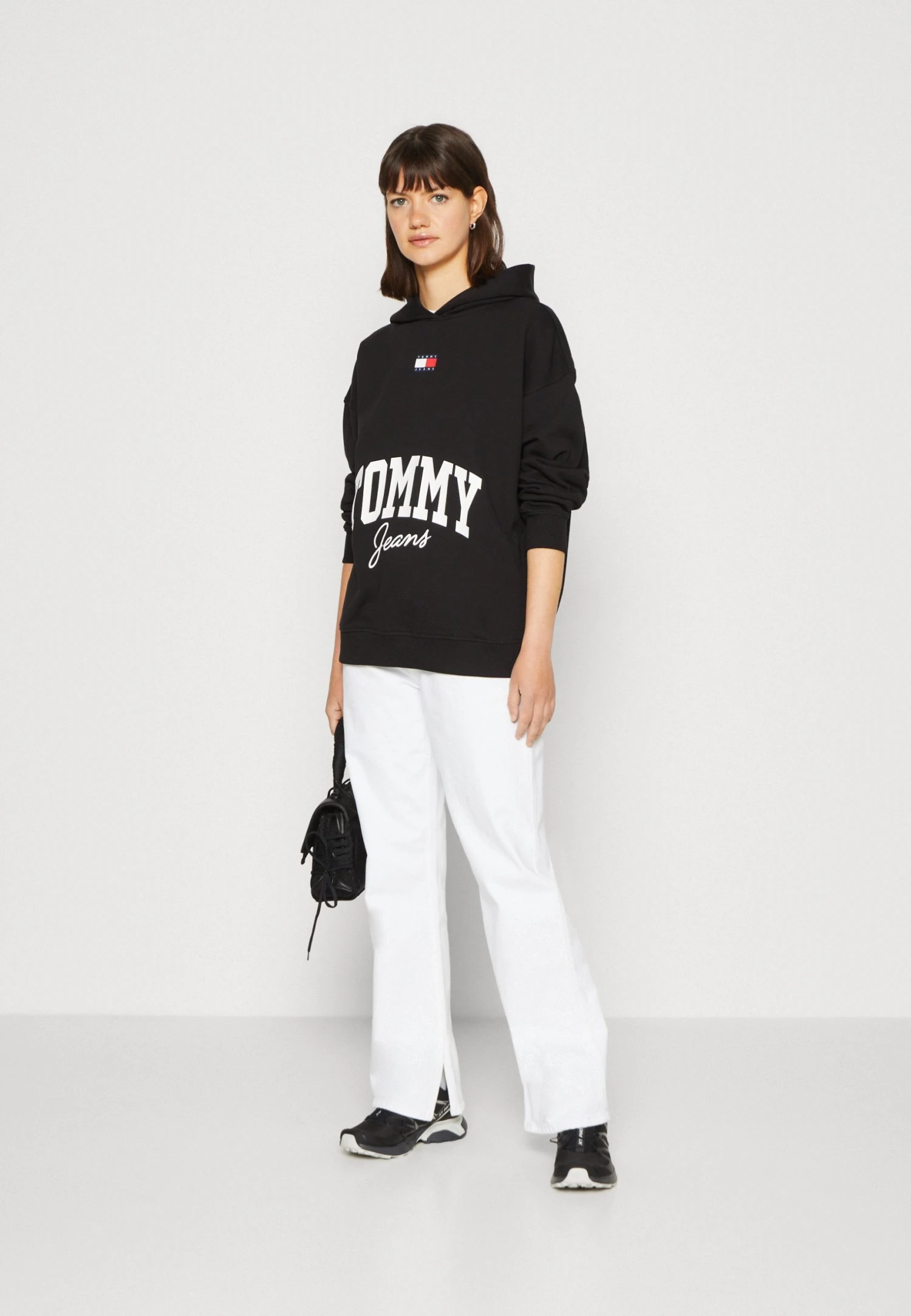 Tommy Jeans New Varsity Hoodie - Sweatshirt - Black 4 Tommy Jeans New Varsity Hoodie - Sweatshirt - Black - Bilde 2