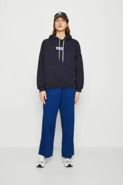 Levi's Graphic Caravan Hoodie - Sweatshirt - Nightwatch Blue 9 Levi's Graphic Caravan Hoodie - Sweatshirt - Nightwatch Blue -Gant shop 9084b3b0a4bb4fa5b9325a0f4c8c0890 scaled