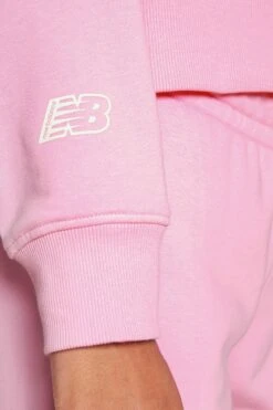 New Balance Essentials Hoodie - Sweatshirt - Orbit Pink -Gant shop 92cf969c181f43cdadc103d111b940dc scaled