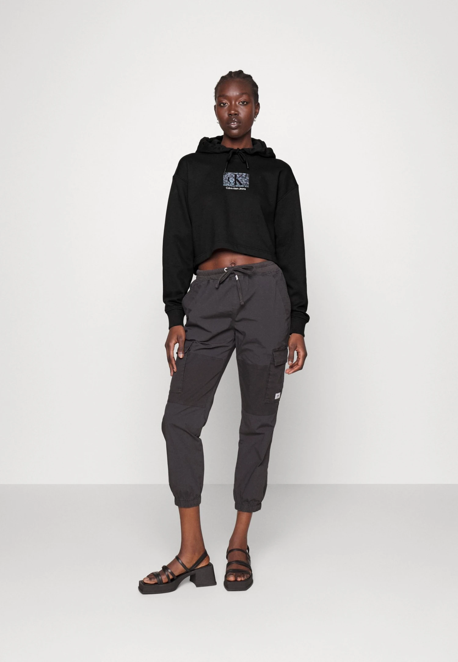 Calvin Klein Jeans Printed Box Cropped Hoodie - Hoodie - Black 4 Calvin Klein Jeans Printed Box Cropped Hoodie - Hoodie - Black - Bilde 2