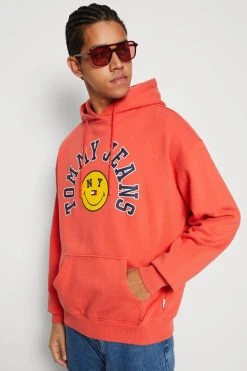 Tommy Jeans Tommy X Smiley® Tju Tommy Smiley Hoodie - Sweatshirt - Cardinal Coral -Gant shop 95e68841ce0441e48767518792d6f79a scaled