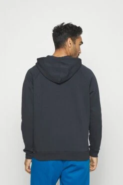 Under Armour Rival Hoodie - Sweatjakke - Black/White -Gant shop 9f7ec5772e58449e8b97182dc909e9b1 scaled